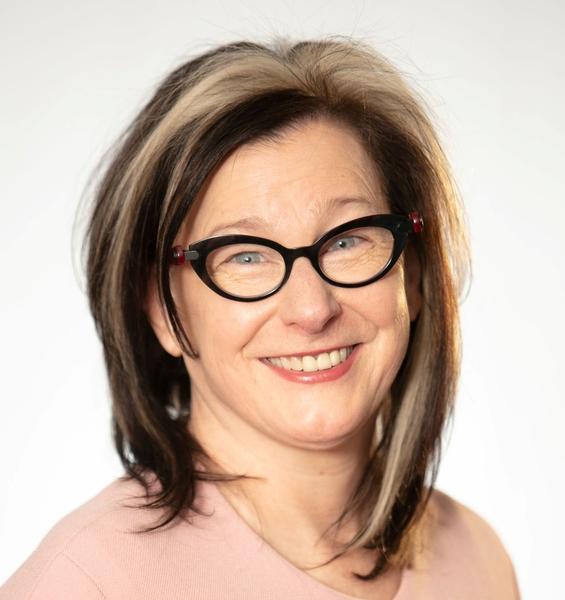 Kelly Deeton Headshot