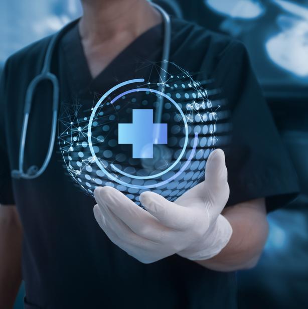 Technologie médicale. Médecin tenant l'icône de la santé avec l'ADN